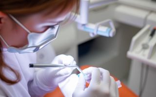 Как лечат зубы сегодня: понятный гид по процедурам, боли и выбору врача
