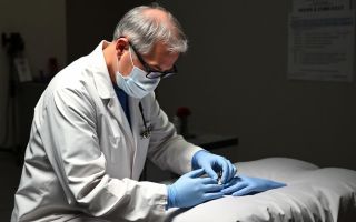 Врач-флеболог: кто он такой, когда к нему идти и что именно он делает